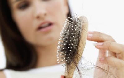 Haarausfall bei Frauen – Ursachen und was man dagegen tun kann.